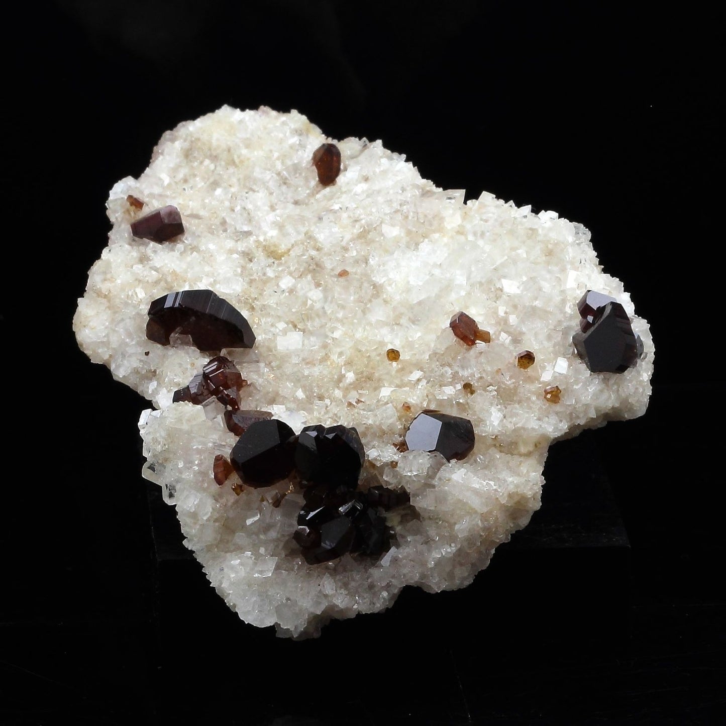 Uvite, Magnesite. 677.5 carats. Brumado, Bahia, Brésil