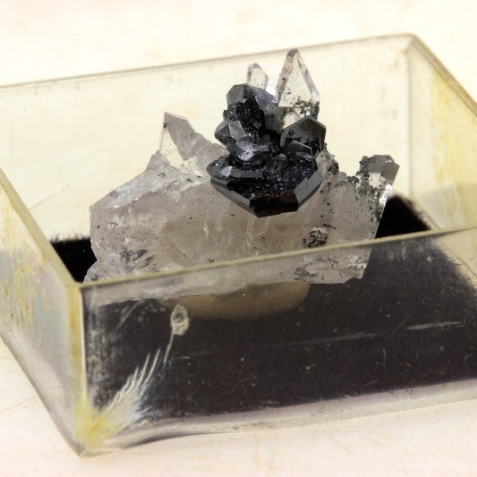 Quartz + Hematite. 18.5 carats. Saint Christophe-en-Oisans, France