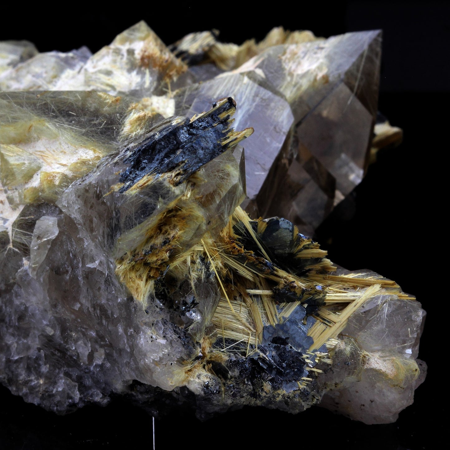 Quartz Rutile + Hematite. 1605.0 carats. Novo Horizonte, Bahia, Brésil