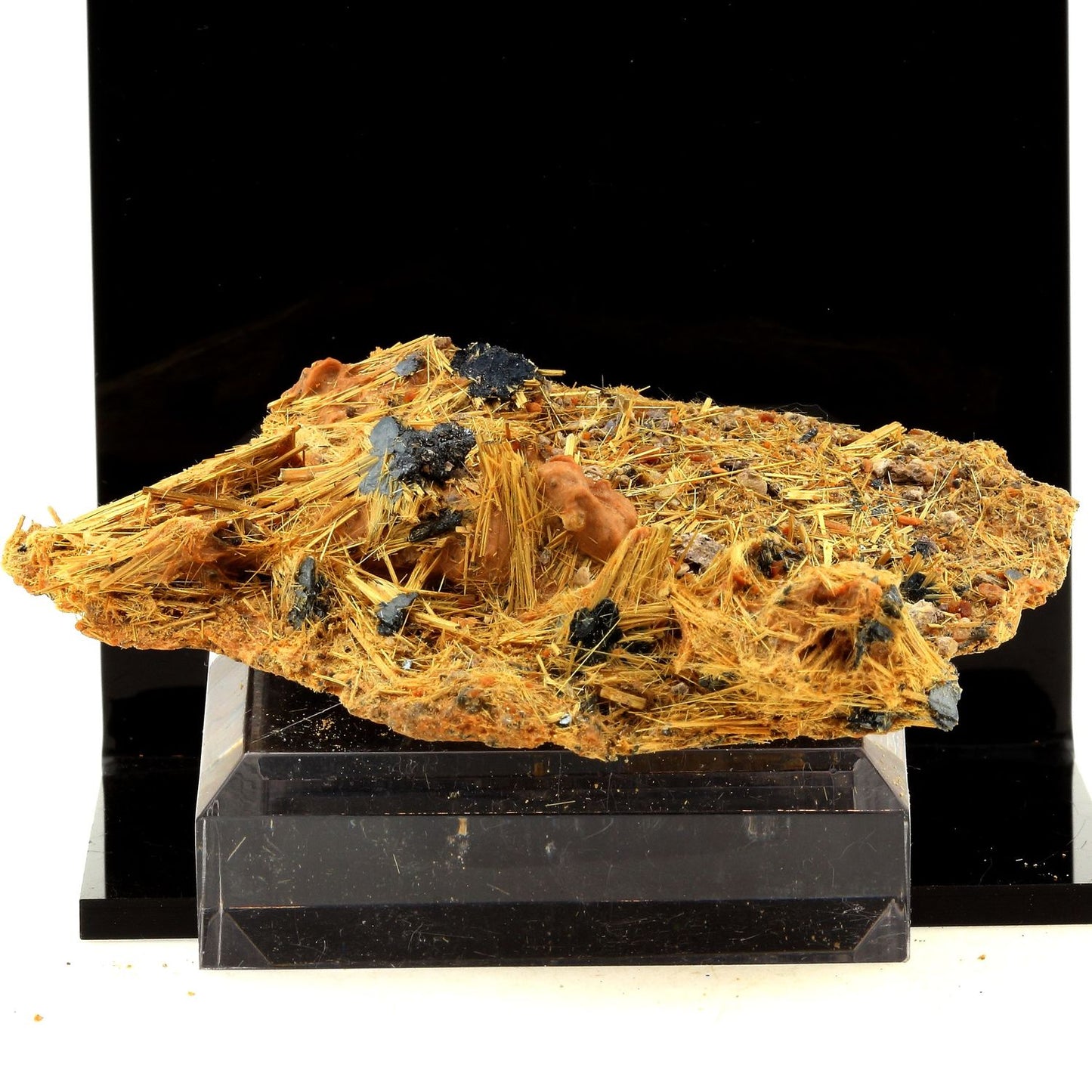 Rutile + Hematite. 680.0 carats. Novo Horizonte, Bahia, Brésil
