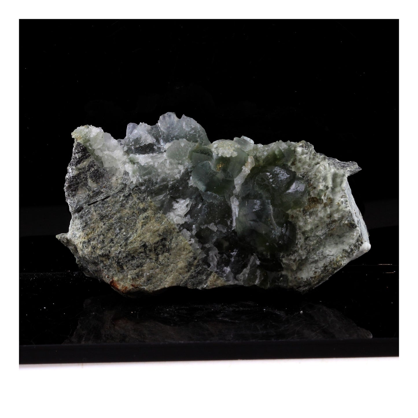 Prehnite. 290.0 carats. Saint Christophe en Oisans, Isere, France