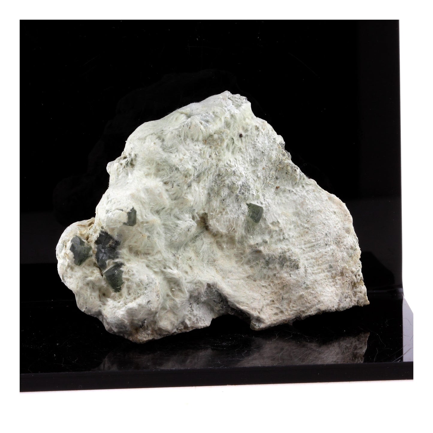 Prehnite. 350.0 carats. Saint Christophe en Oisans, Isere, France