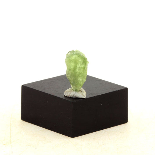 Péridot. 1.99 carats. Almklovdalen, Vanylven, Norvège