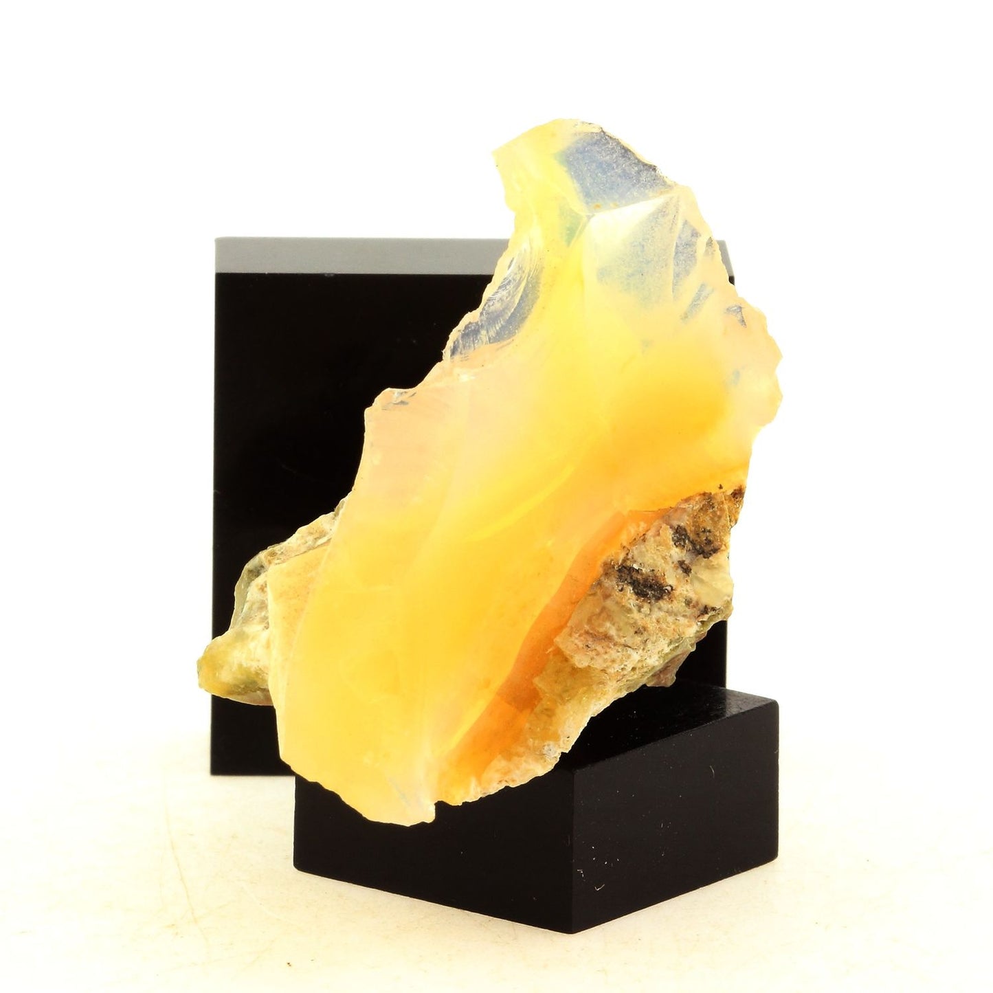 Opale. 80.45 carats. Old field, Mintabie, Australie