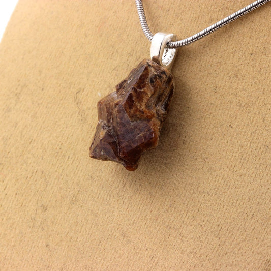 Collier Grenat Catalan Grossulaire-Andradite brut. 32.36 carats. Pyrénées-Orientales, France