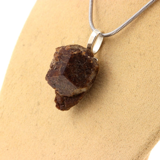 Collier Grenat Catalan Grossulaire-Andradite brut. 38.90 carats. Pyrénées-Orientales, France