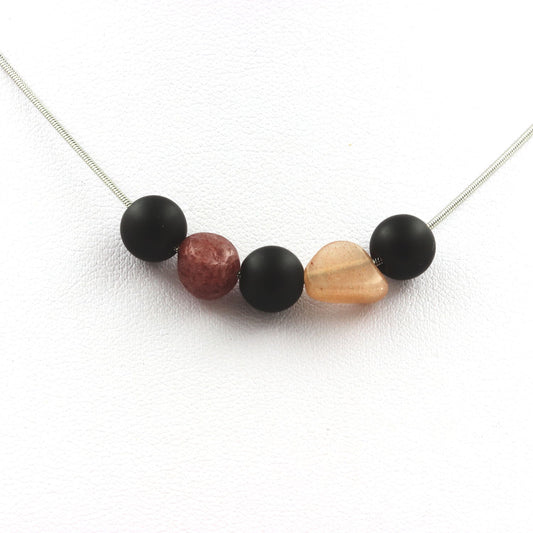 Collier perles Onyx noir mat 8 mm + Rubis du Brésil + Pierre de soleil de Tanzanie