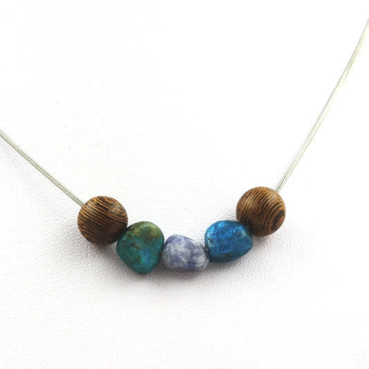 Collier perles bois 8 mm + Chrysocolle des USA + Jaspe bleu d'Afrique du Sud + Apatite bleu du Brésil
