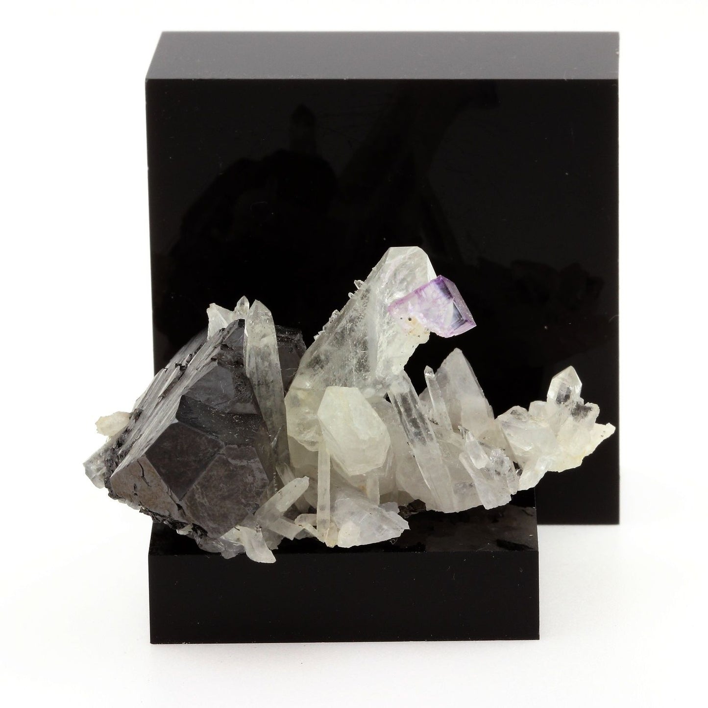 Wolframite +Quartz + Fluorite. 296.8 carats. Yaogangxian, Hunan Province, Chine