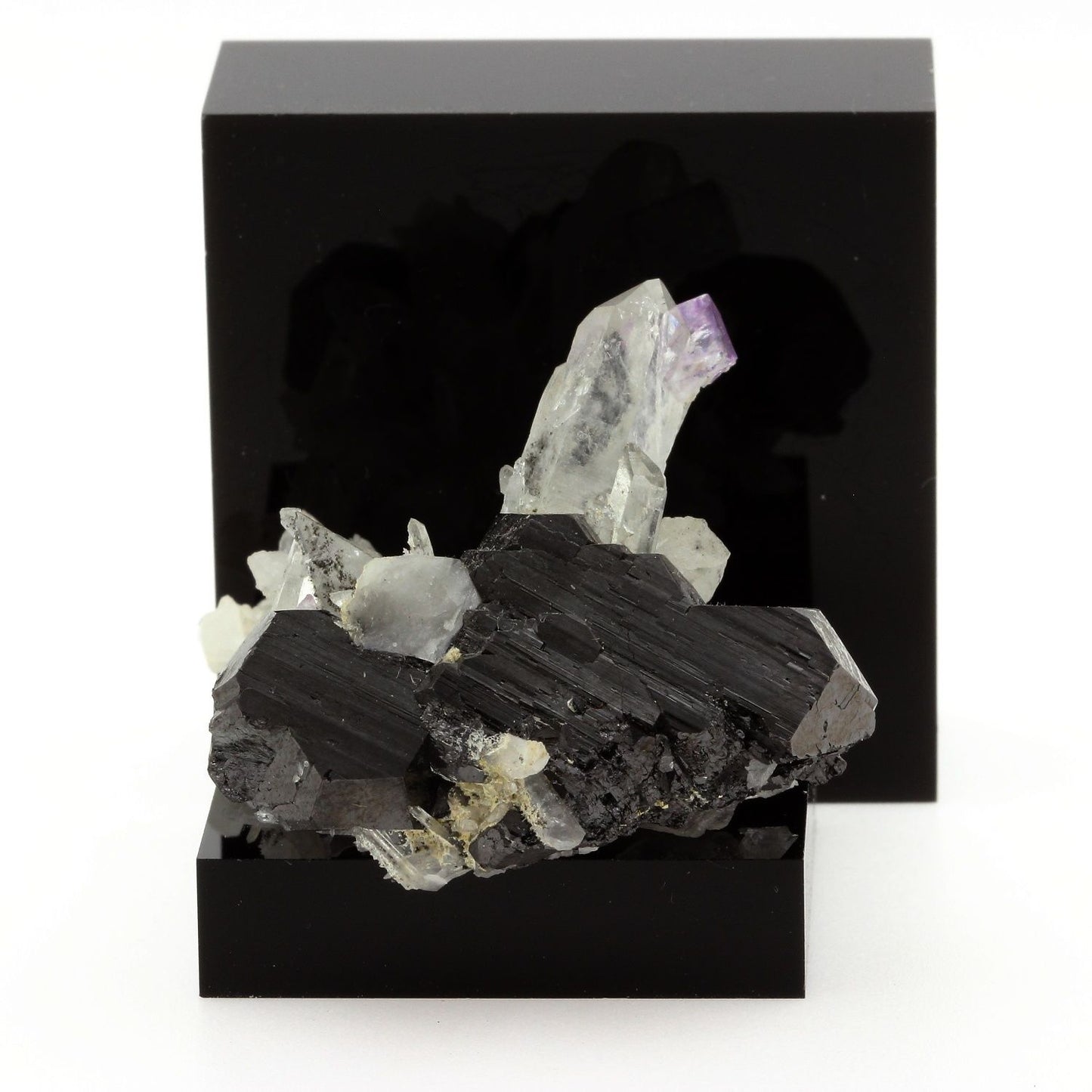 Wolframite +Quartz + Fluorite. 296.8 carats. Yaogangxian, Hunan Province, Chine