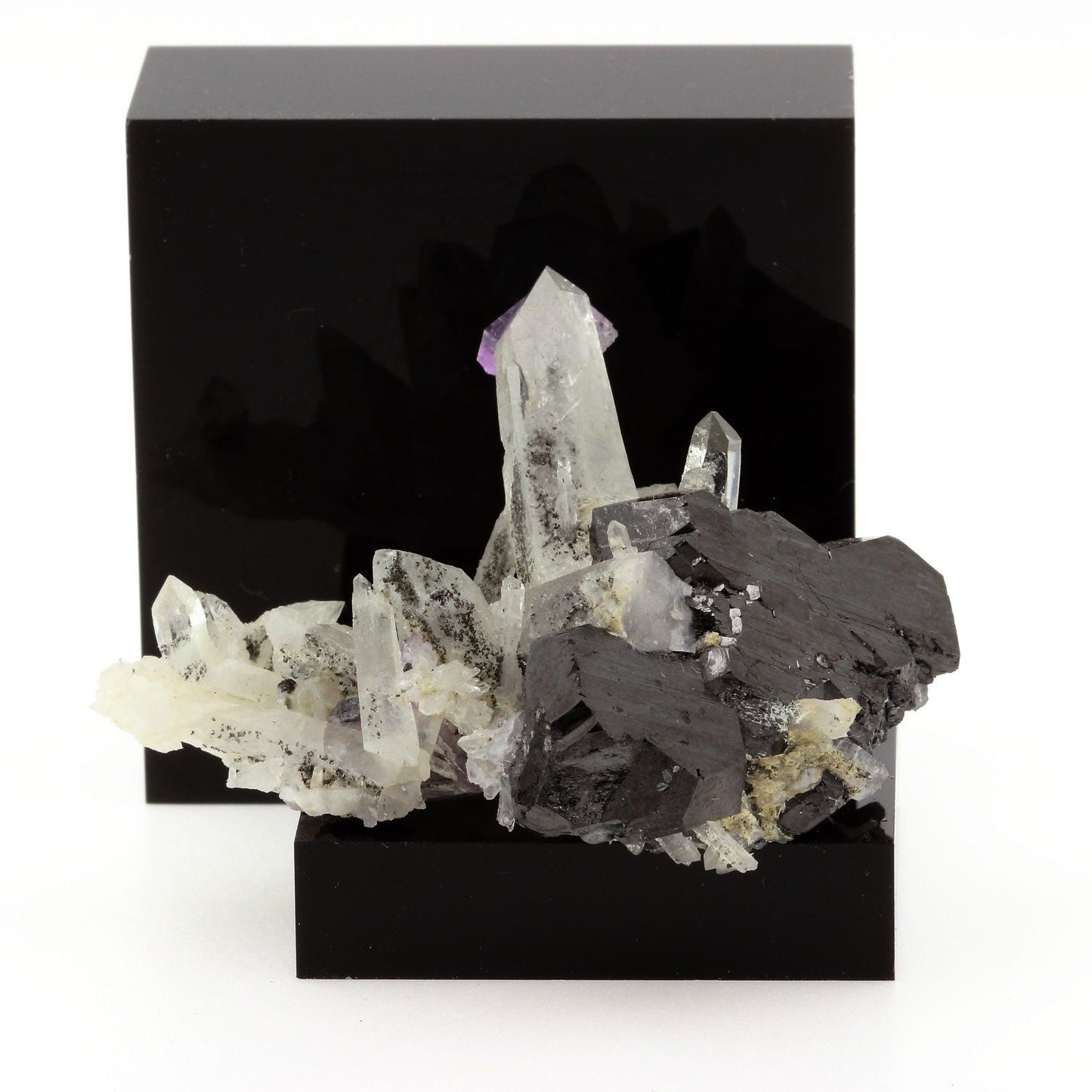 Wolframite +Quartz + Fluorite. 296.8 carats. Yaogangxian, Hunan Province, Chine