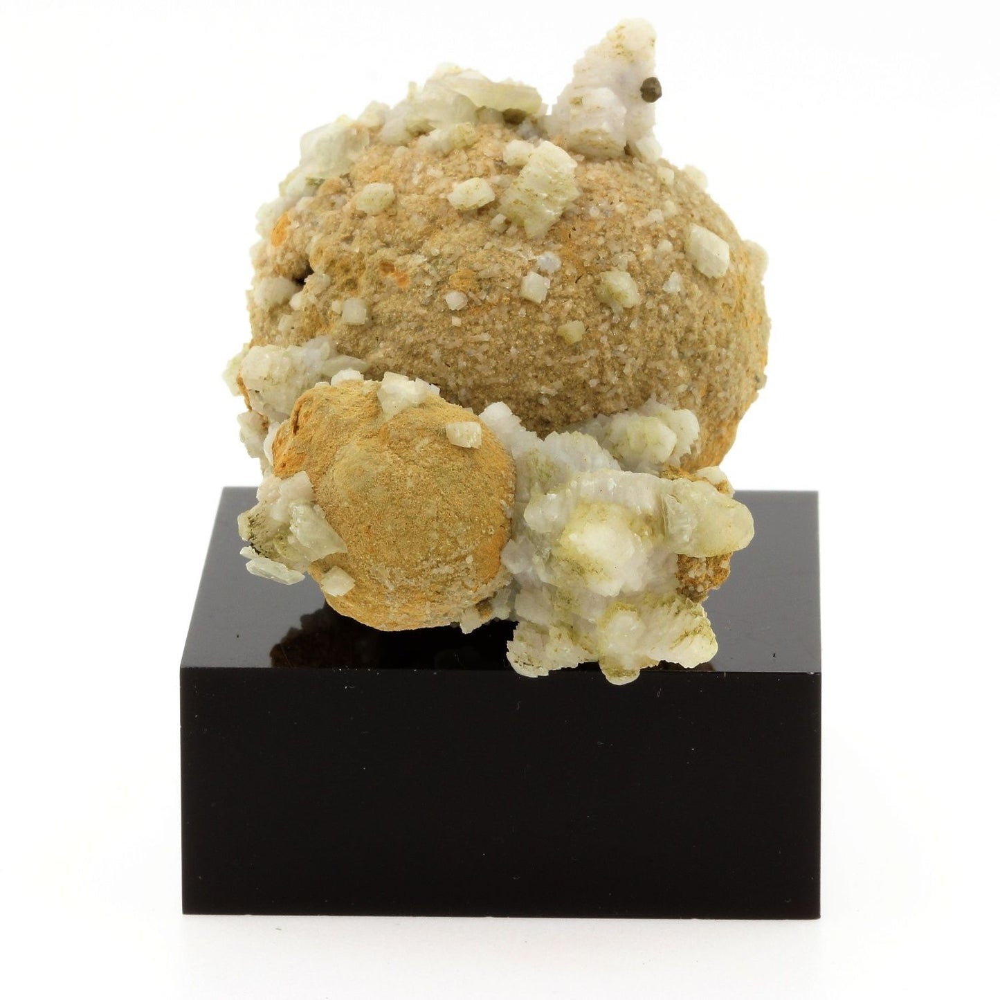 Siderite et Calcite. 443.7 carats. Nikolaevskiy Mine, Dal'negorsk, Primorskiy Kray, Russie