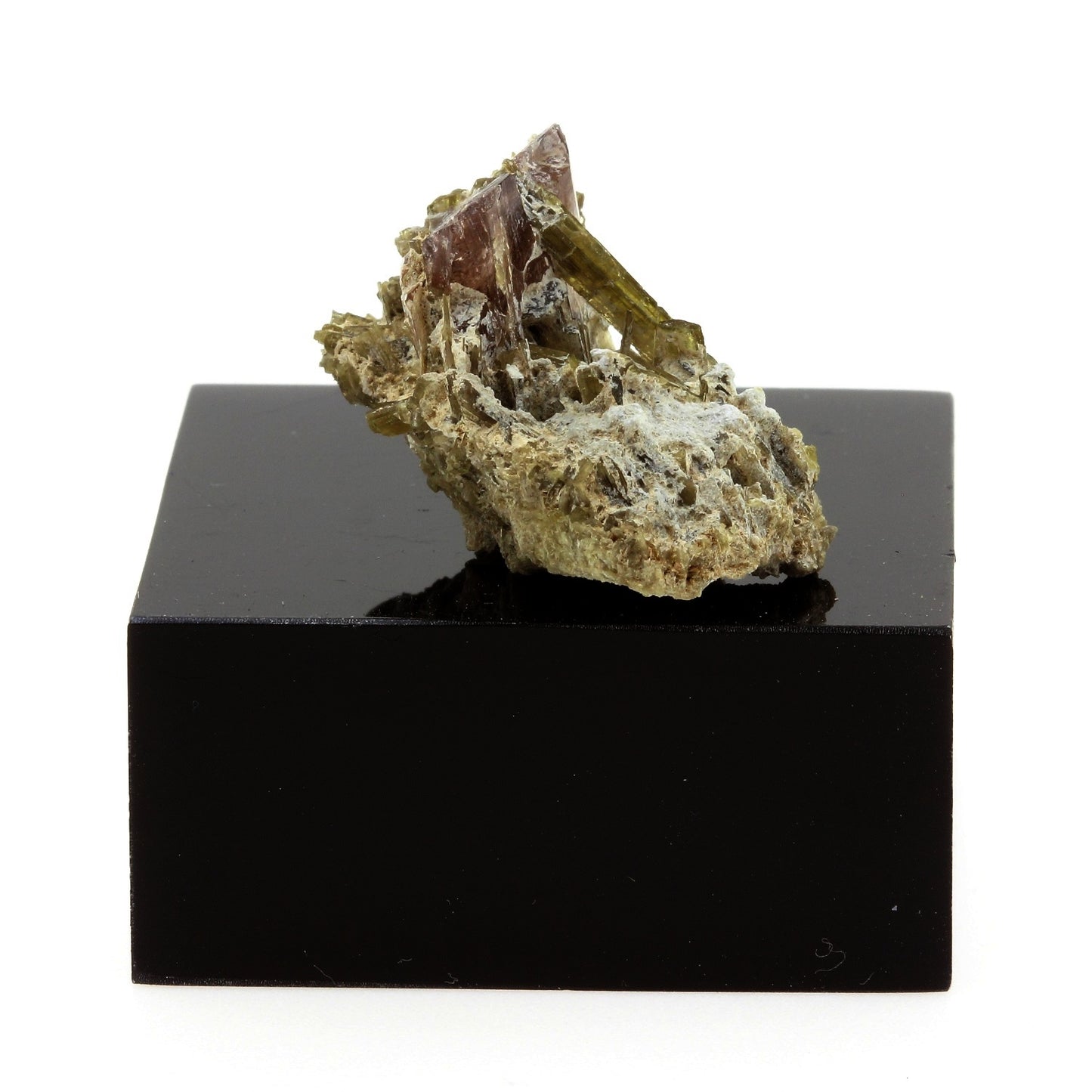 Axinite. 47.0 carats. La Balme d'Auris, Bourg d'Oisans, Isère, France