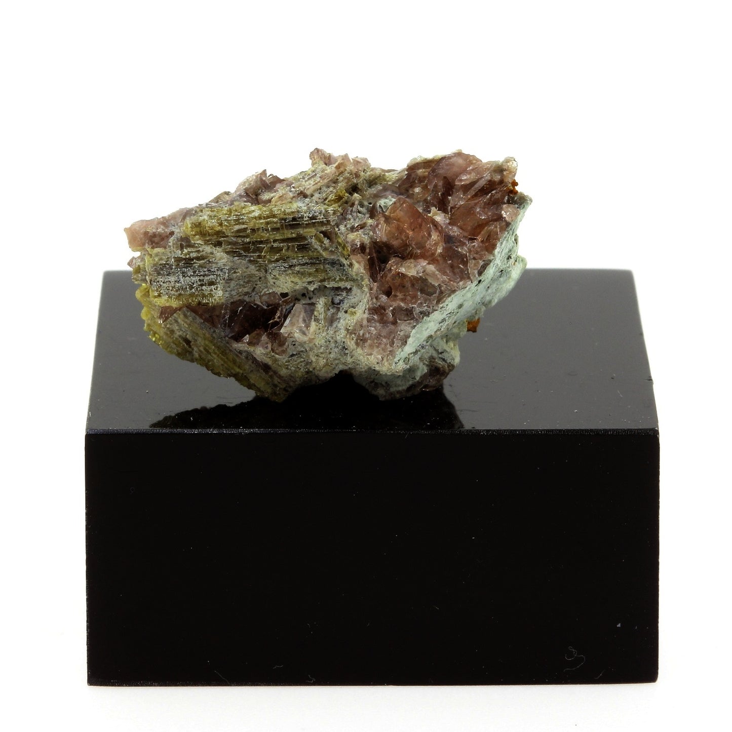 Axinite. 53.9 carats. La Balme d'Auris, Bourg d'Oisans, Isère, France