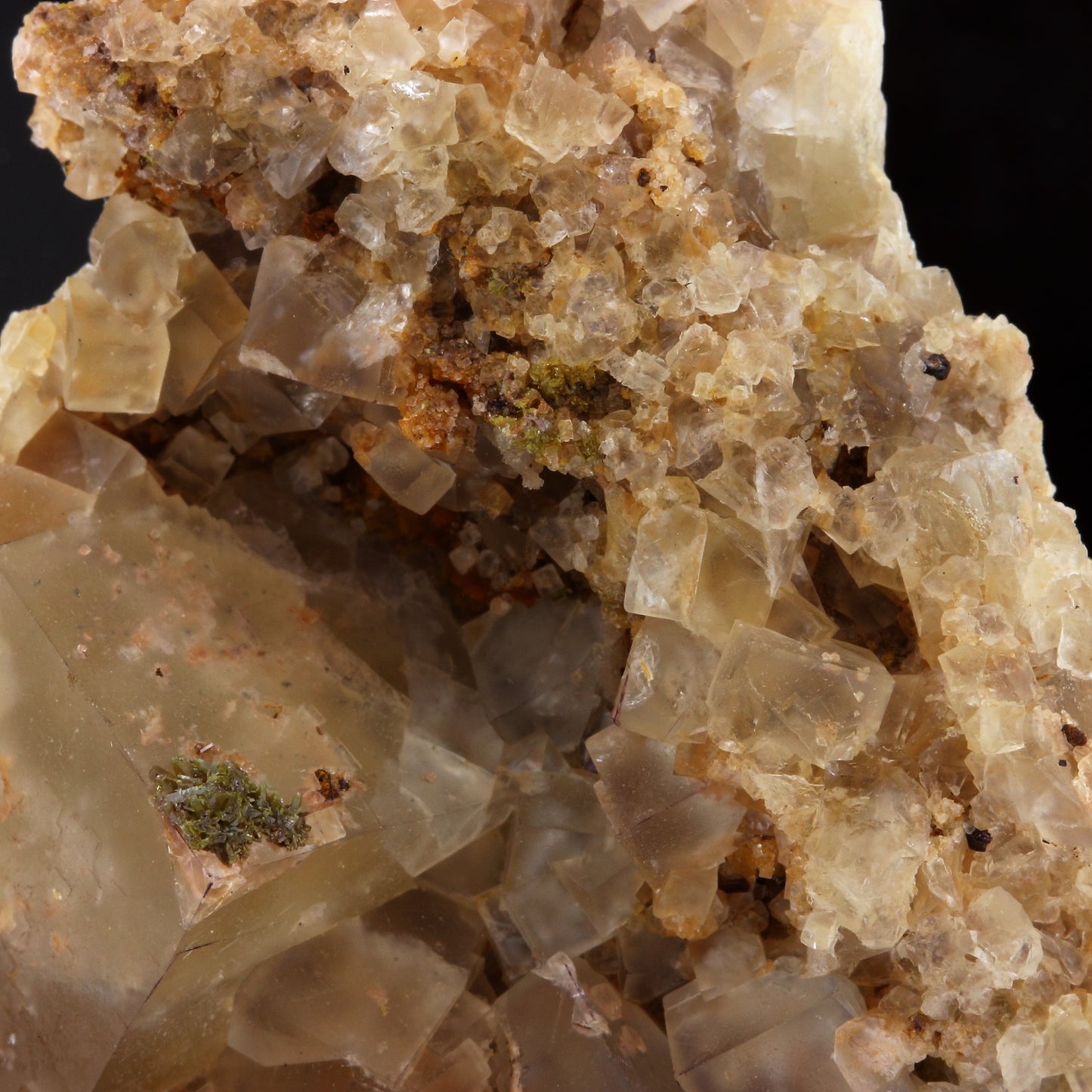 Fluorite incolore, Pyromorphite, Mimetite. 394.1 carats. Lantignié, Rhône, France