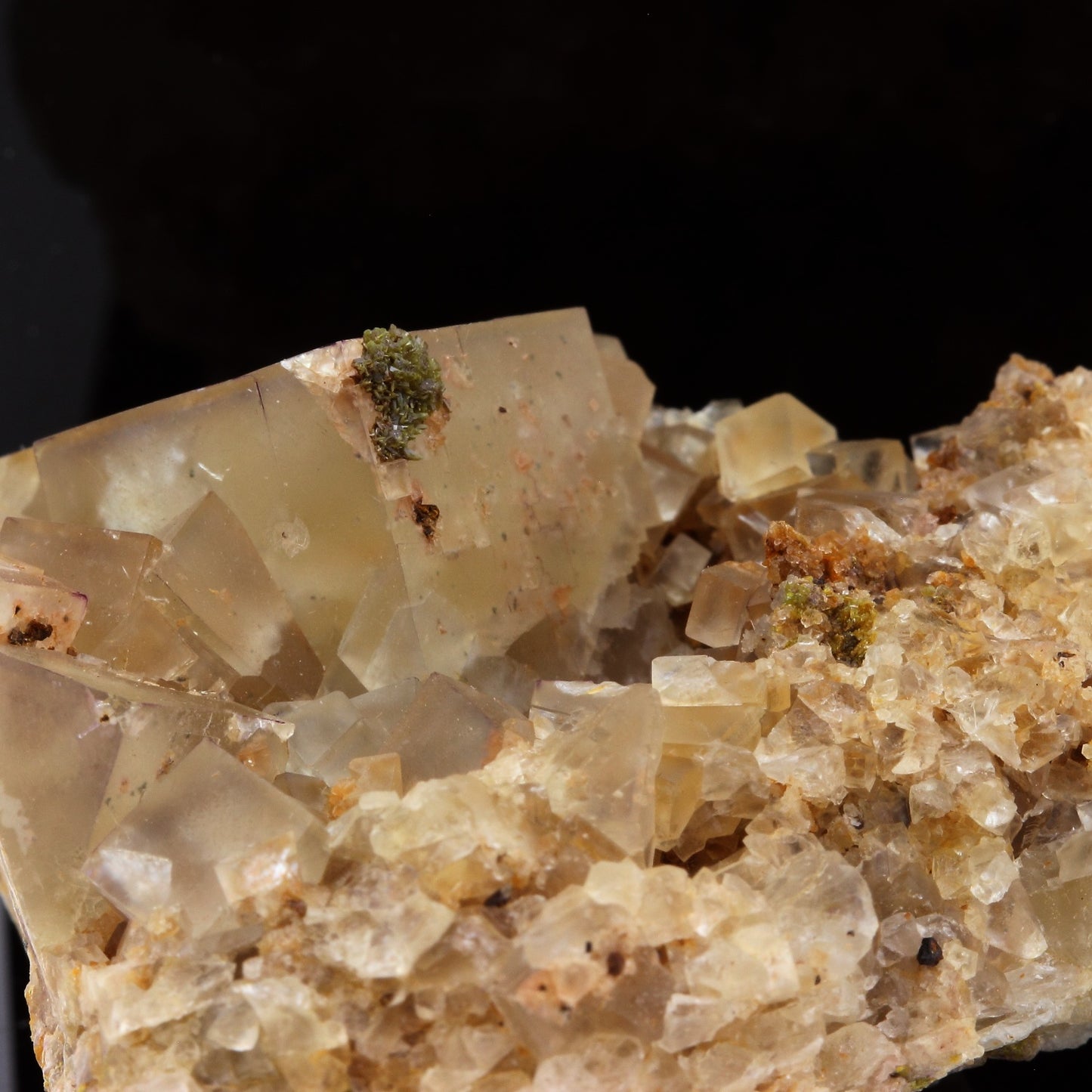 Fluorite incolore, Pyromorphite, Mimetite. 394.1 carats. Lantignié, Rhône, France