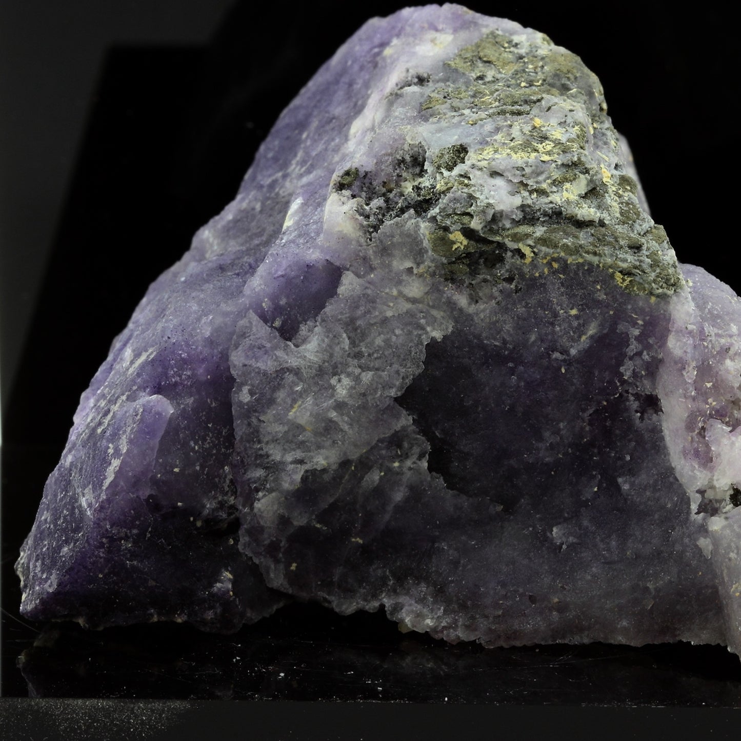 Fluorite violette. 1450.3 carats. Fontsante Mine, Tanneron, Var, France