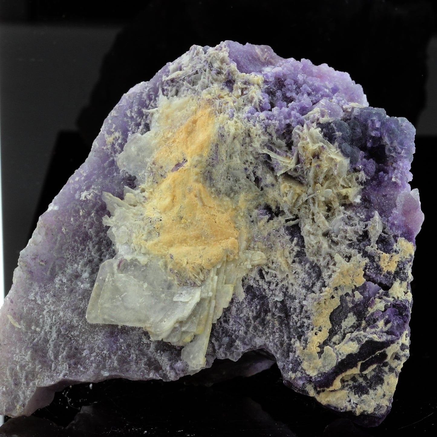 Fluorite violette. 1450.3 carats. Fontsante Mine, Tanneron, Var, France