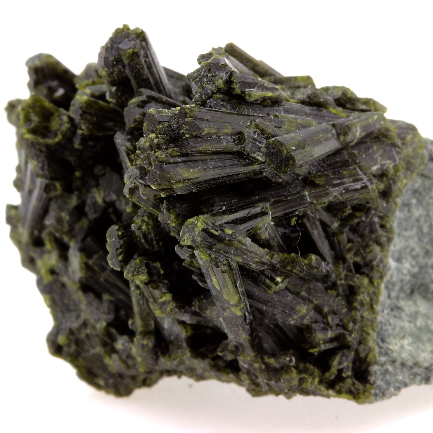 Epidote. 324.4 carats. Cornillon, Bourg d'Oisans, Isère, France