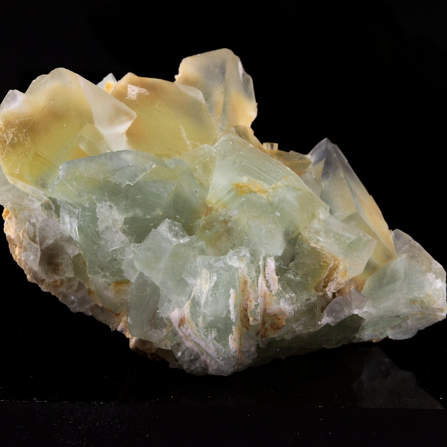 Fluorite. 490.2 carats. Xianghuapu Mine, Chenzhou Prefecture, Hunan Province, Chine