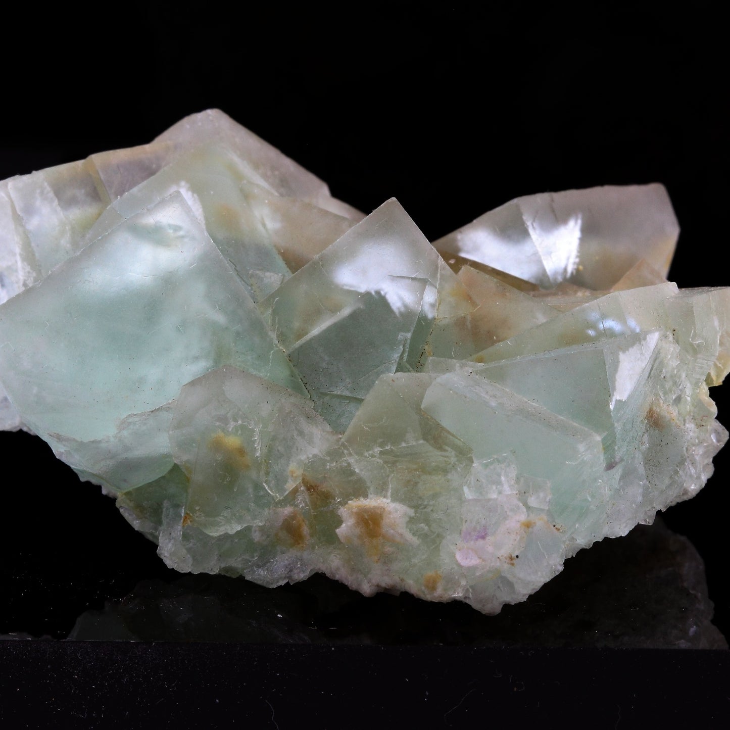 Fluorite. 430.2 carats. Xianghuapu Mine, Chenzhou Prefecture, Hunan Province, Chine