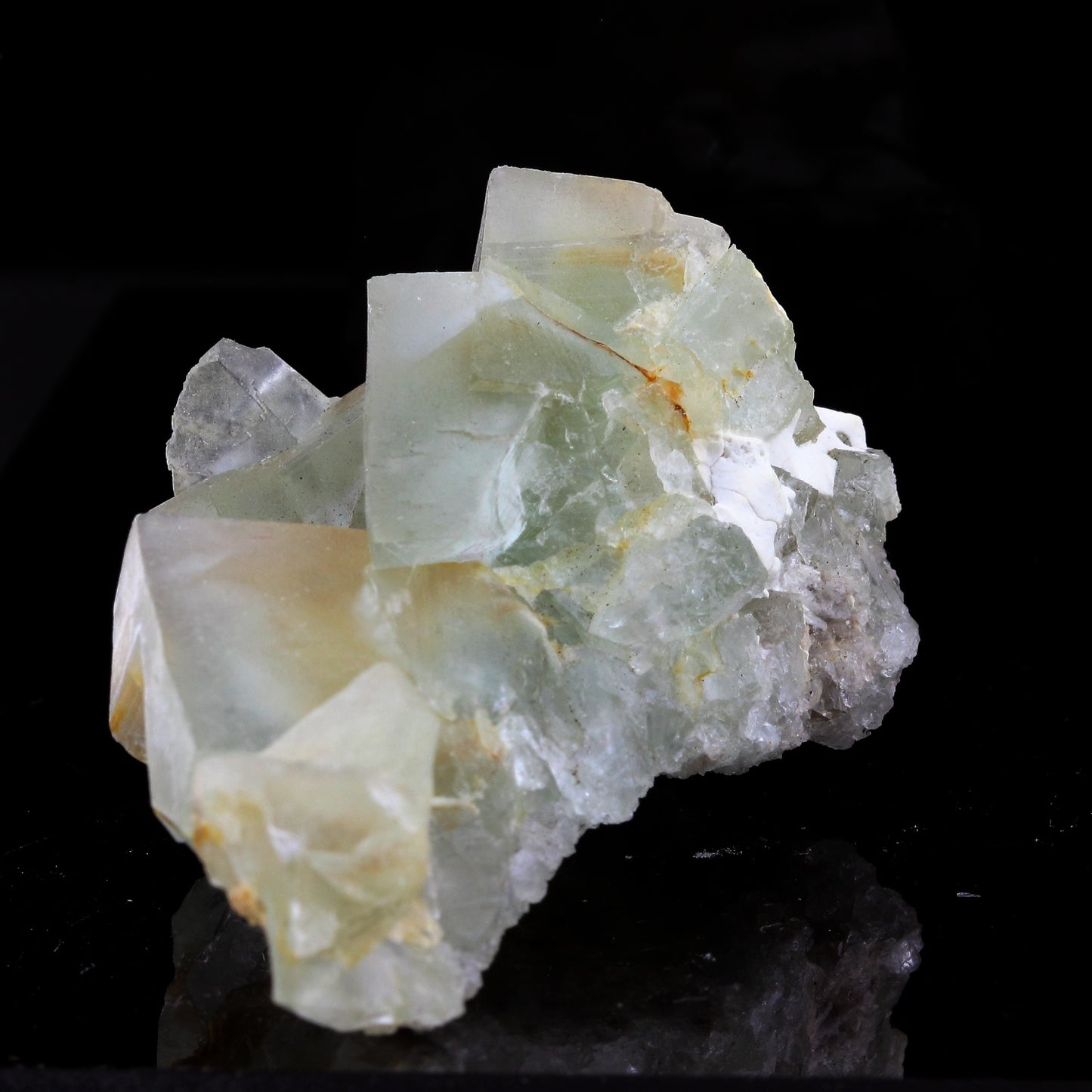 Fluorite. 275.7 carats. Xianghuapu Mine, Chenzhou Prefecture, Hunan Province, Chine