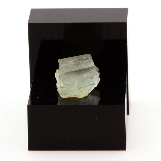 Fluorite. 6.99 carats. Pontgibaud, Puy-de-Dôme, France