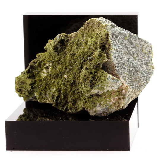 Epidote. 1495.2 carats. Cornillon, Bourg d'Oisans, Isère, France