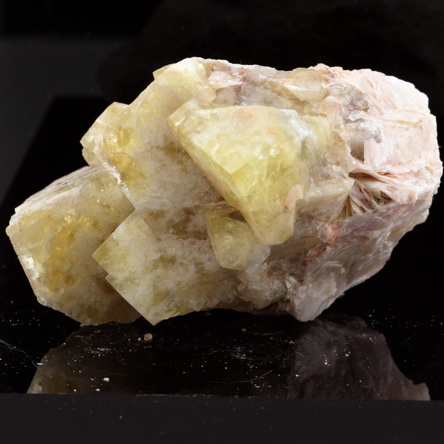 Fluorite sur Baryte. 705.2 carats. Lantignié, Beaujeu, Rhône, France