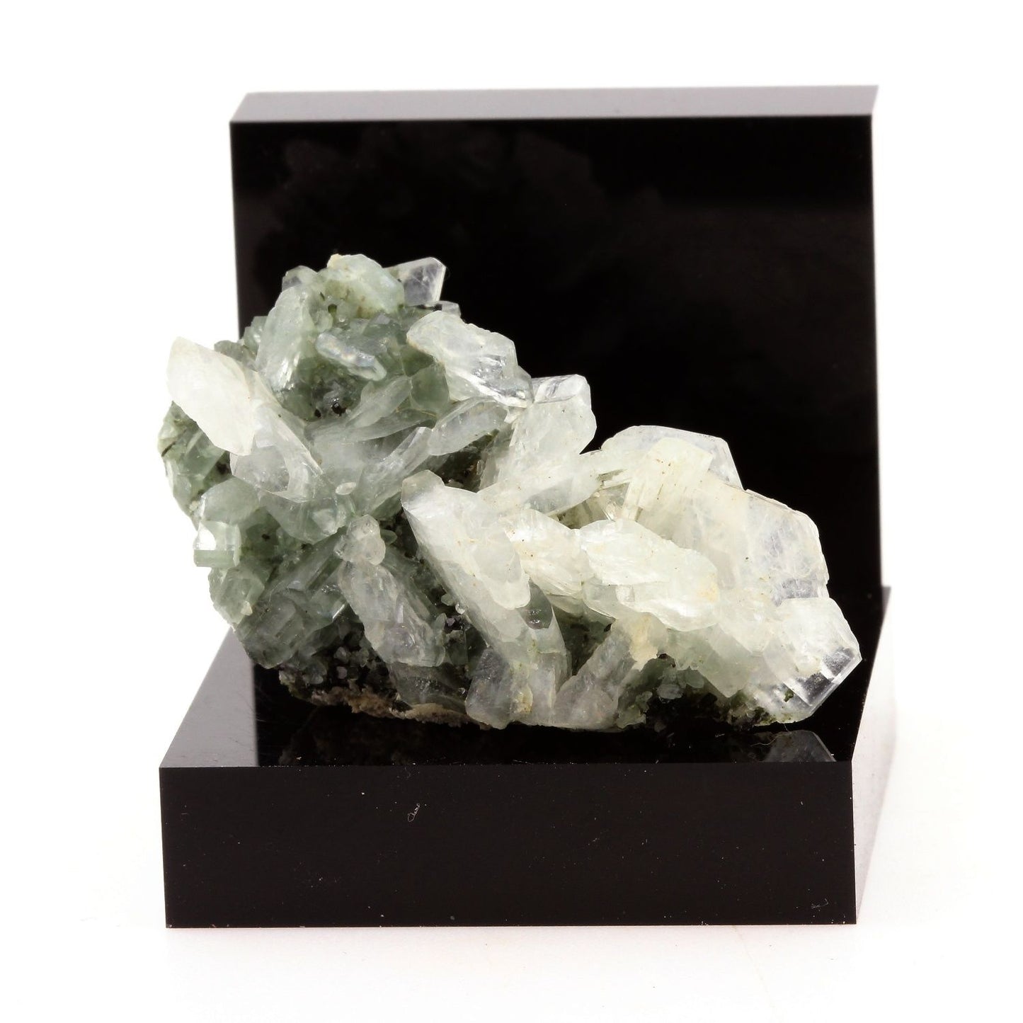 Albite + Epidote. 90.64 carats. En provenance de Saint-Véran, Hautes-Alpes, Provence-Alpes-Côte d'Azur, France