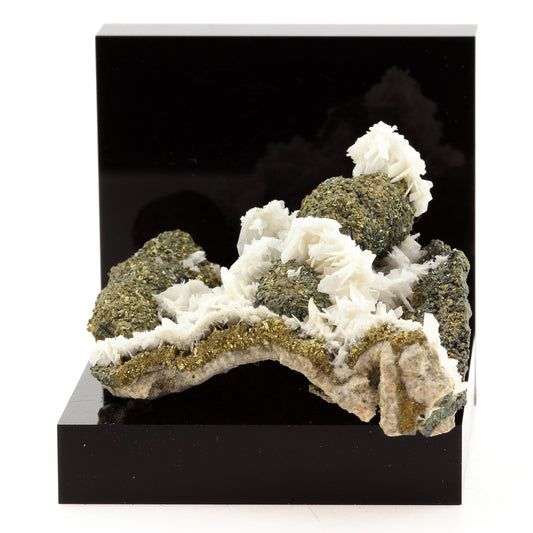 Pyrite, Baryte. 282.1 carats. Corrèze, France