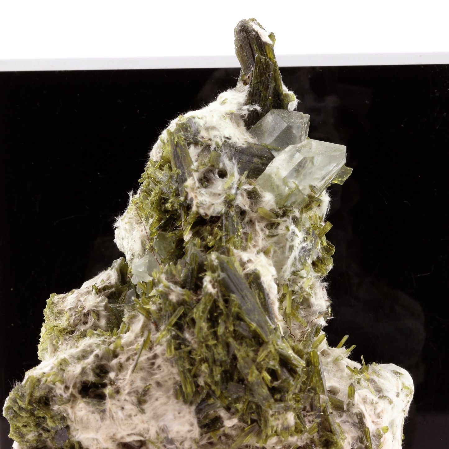 Epidote, Quartz, Byssolite. 885.2 carats. Chamrousse, Vizille, Isère, France