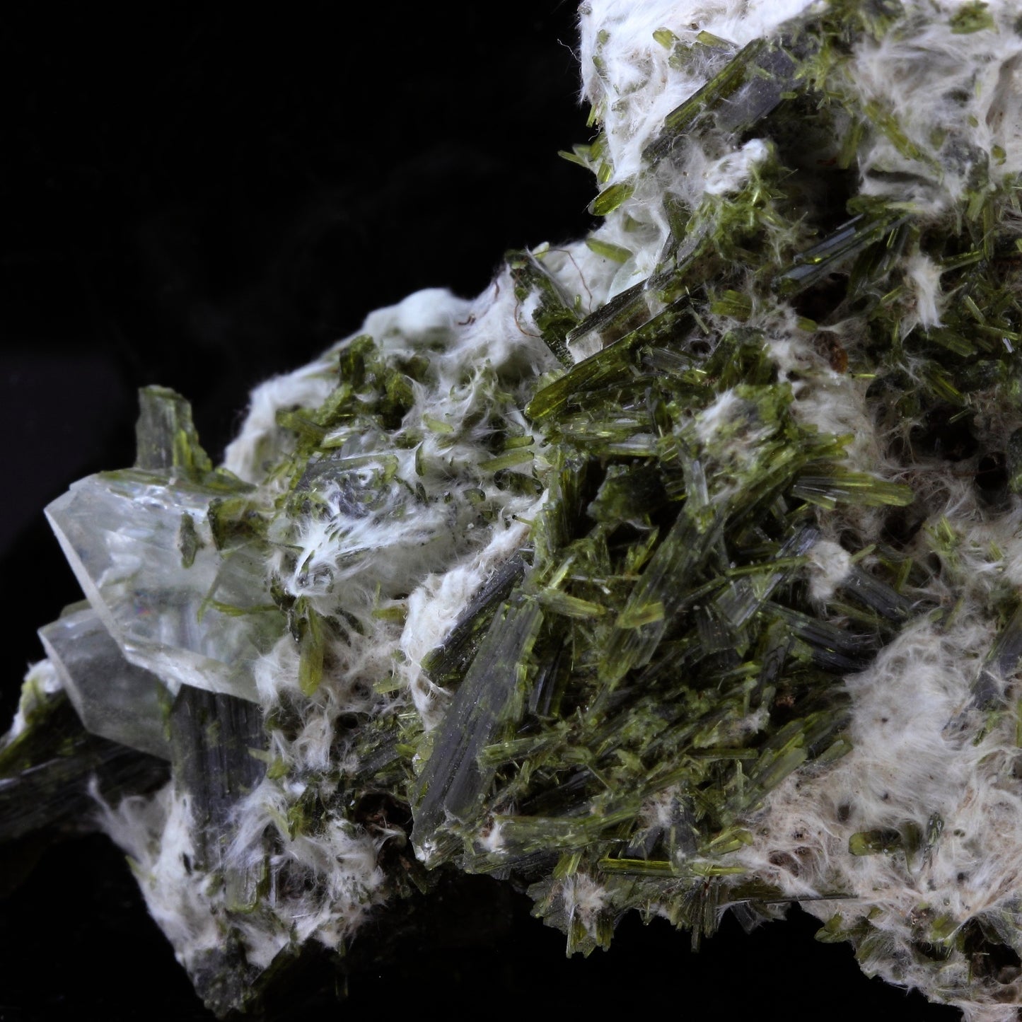 Epidote, Quartz, Byssolite. 885.2 carats. Chamrousse, Vizille, Isère, France