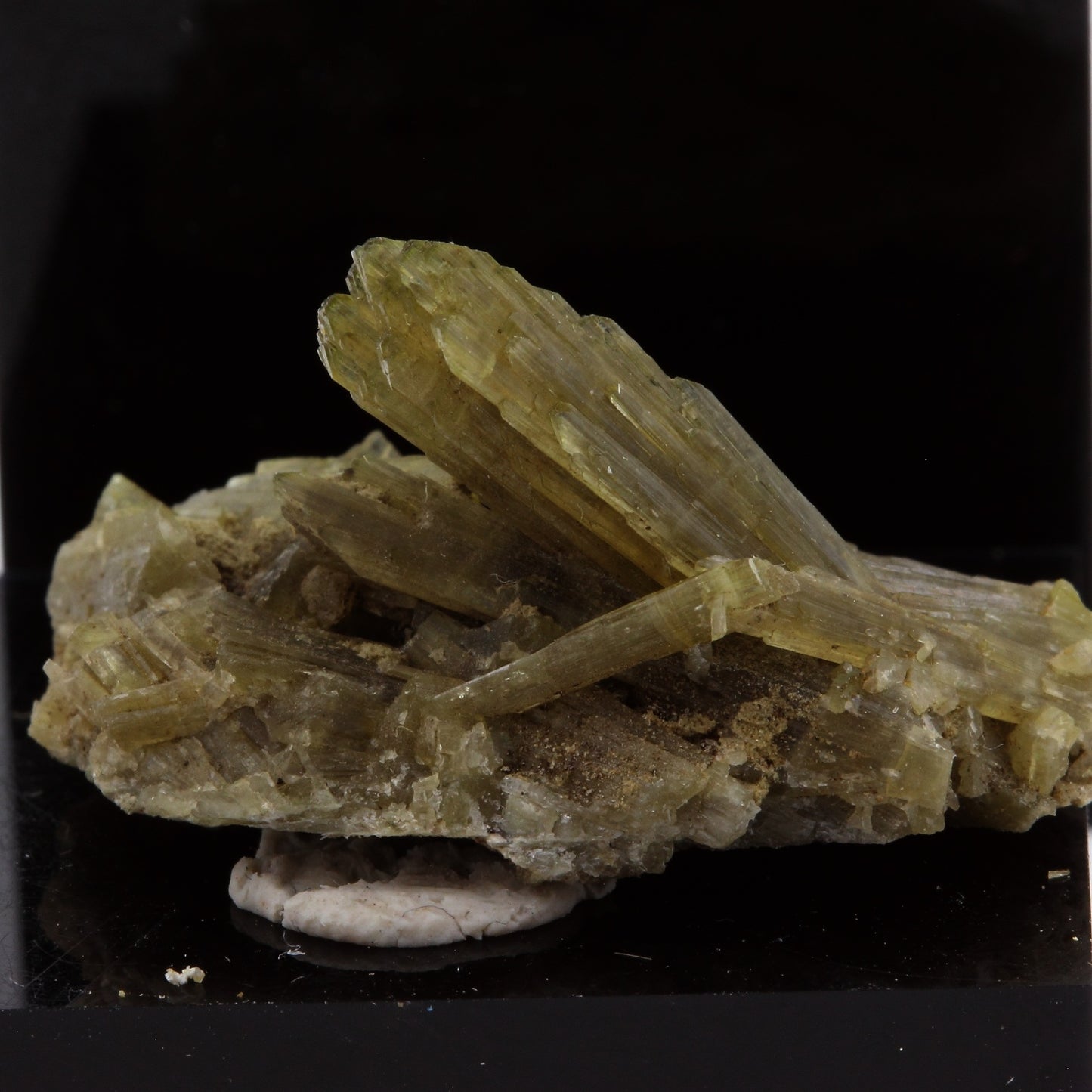 Epidote. 30.38 carats. Chamrousse, Vizille, Isère, France