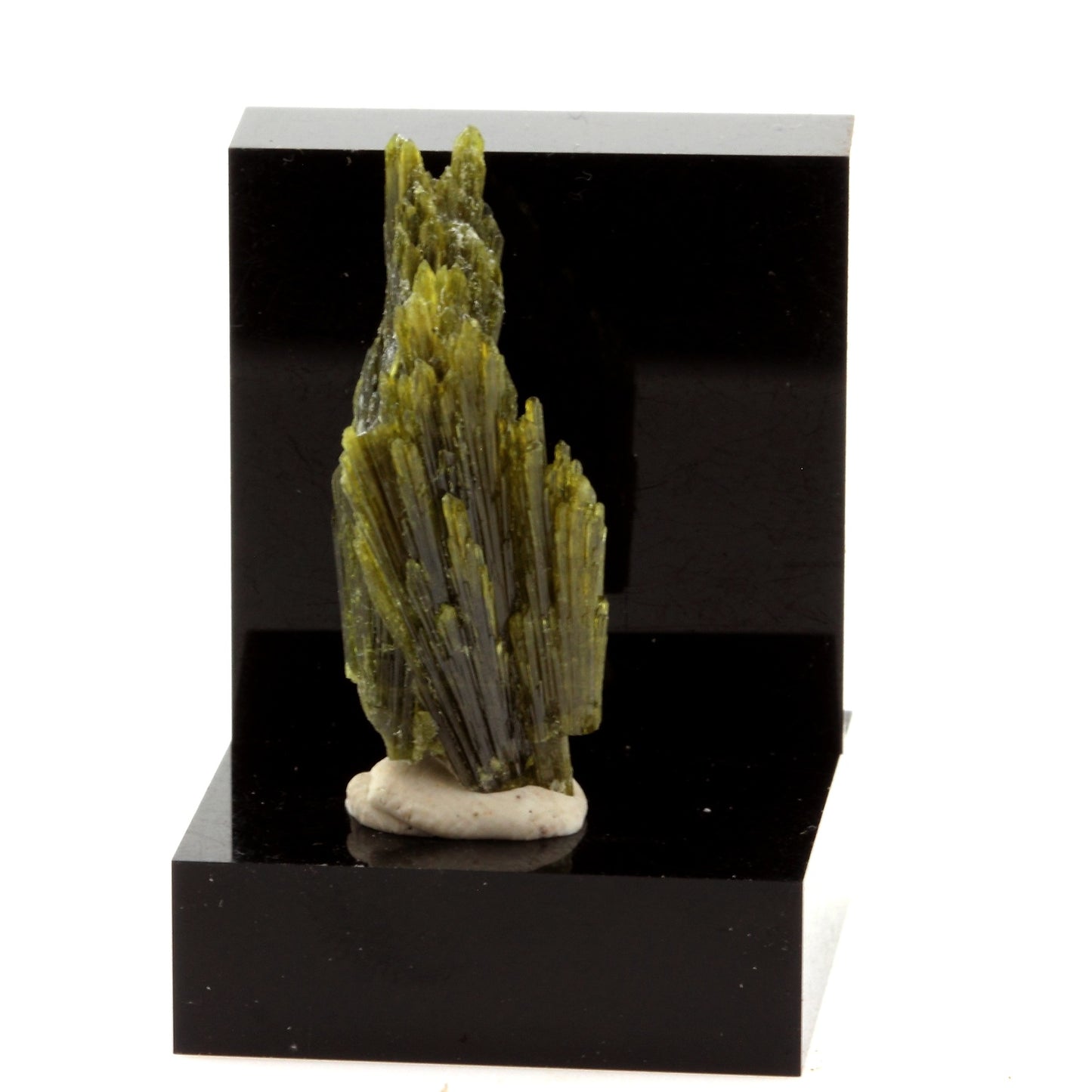 Epidote. 19.44 carats. Chamrousse, Vizille, Isère, France