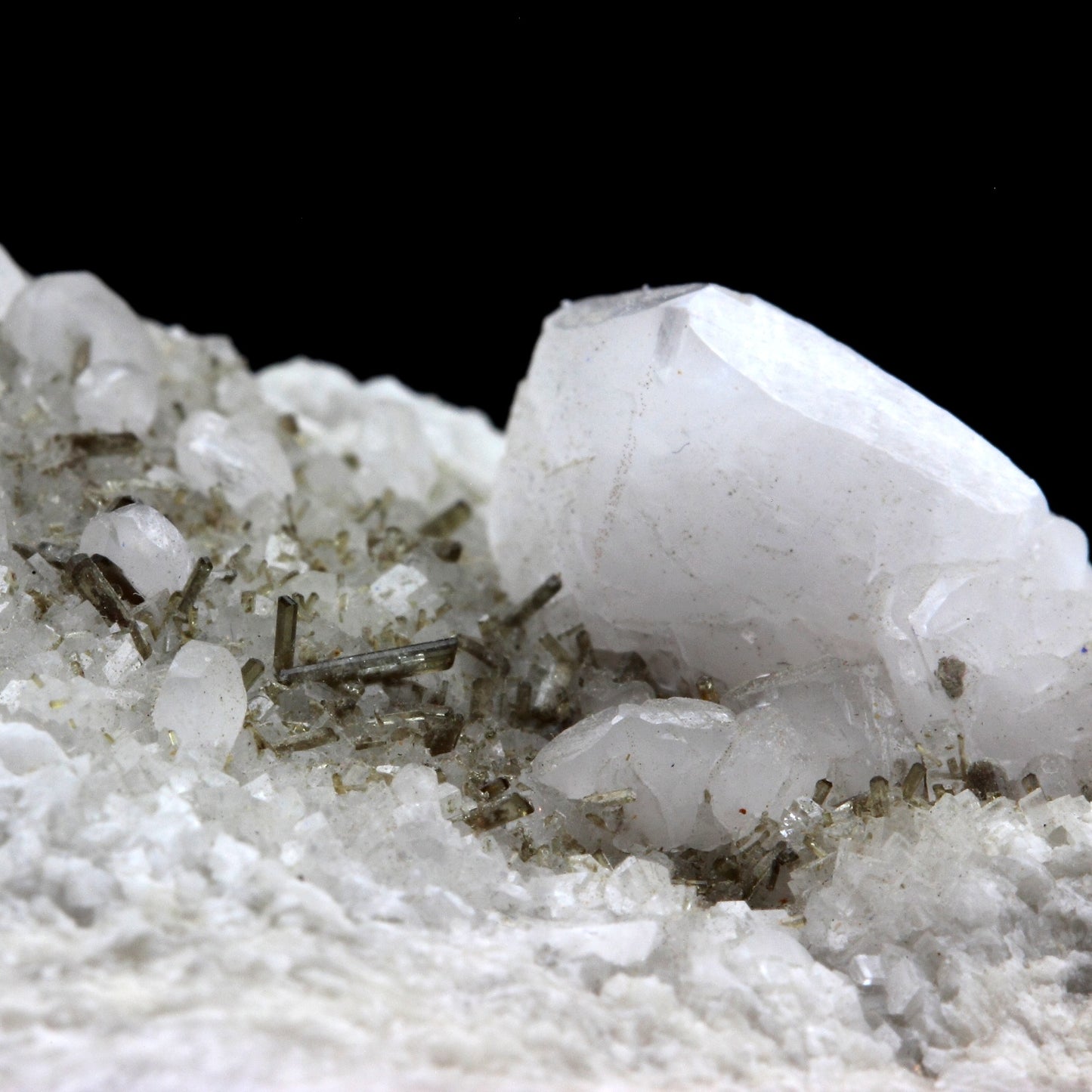 Allanite, Dolomite, Calcite. 747.6 carats. En provenance de Trimouns Talc Mine, Luzenac, France