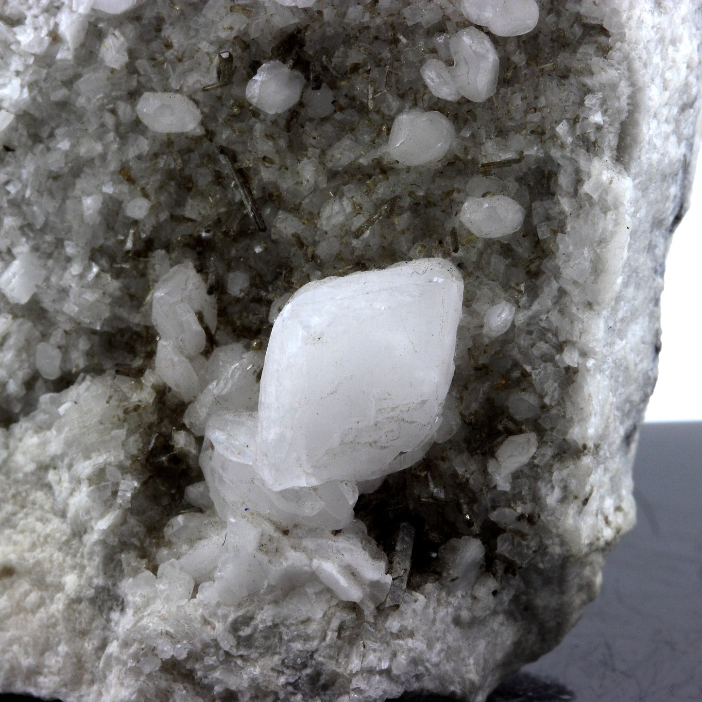 Allanite, Dolomite, Calcite. 747.6 carats. En provenance de Trimouns Talc Mine, Luzenac, France