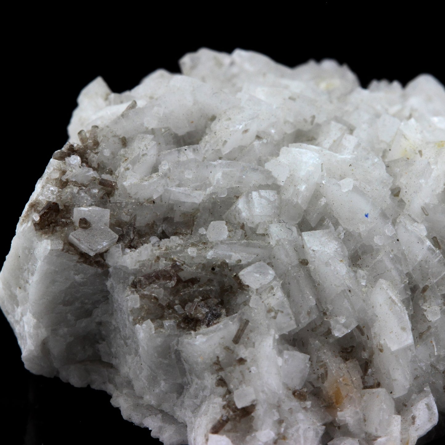 Allanite, Dolomite. 101.8 carats. En provenance de Trimouns Talc Mine, Luzenac, France