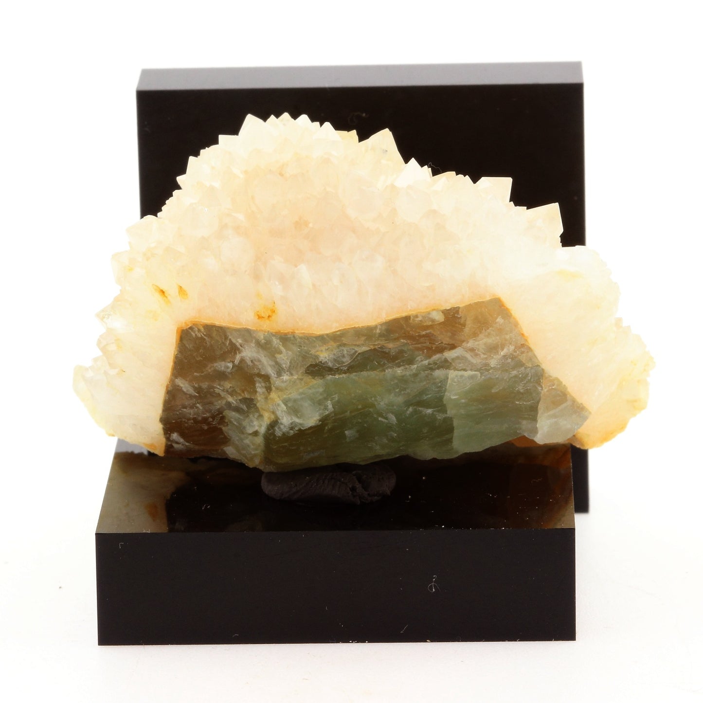 Fluorite + Quartz. 217.1 carats. Pratclaux, Langeac, Haute-Loire, France