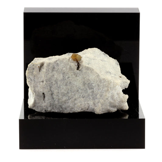 Bastnäsite + Allanite mineral. 990.1 carats. En provenance de Trimouns Talc Mine, Luzenac, France