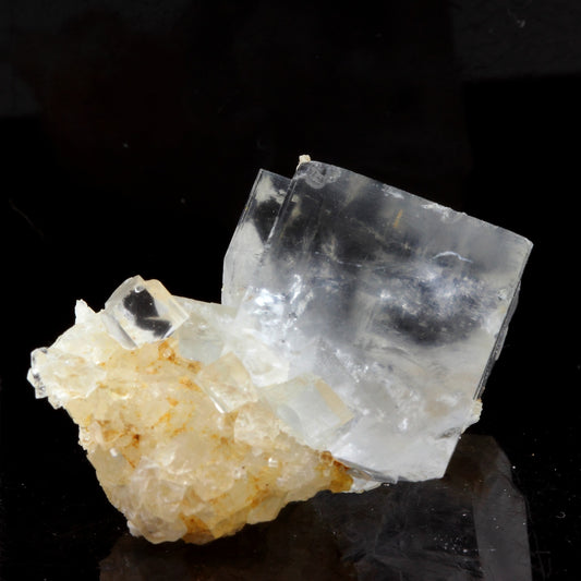 Fluorite blanche + Quartz. 55.4 carats. Langeac, Haute-Loire, France