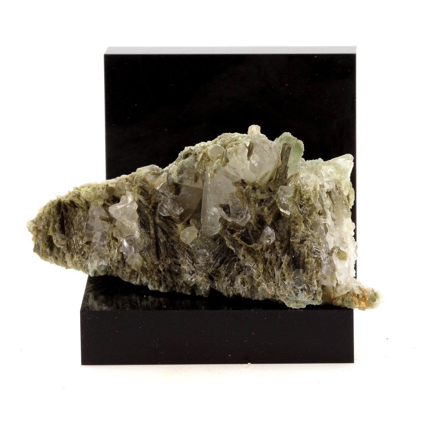 Epidote + Quartz. 380.7 carats. Cornillon, Bourg d'Oisans, Isère, France