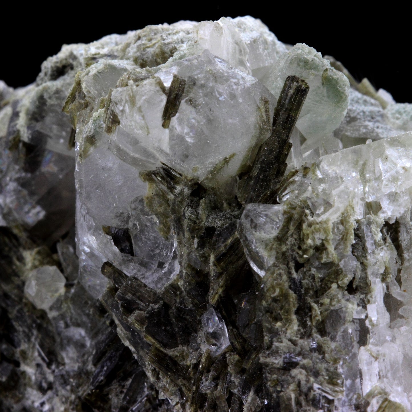 Epidote + Quartz. 380.7 carats. Cornillon, Bourg d'Oisans, Isère, France