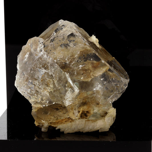 Fluorite + Calcite. 849.3 carats. Nikolaevskiy Mine, Dal'negorsk, Russie