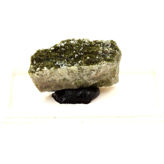 Epidote + Feldspath. 223.7 carats. Grischun (Grisons; Graubünden), Suisse