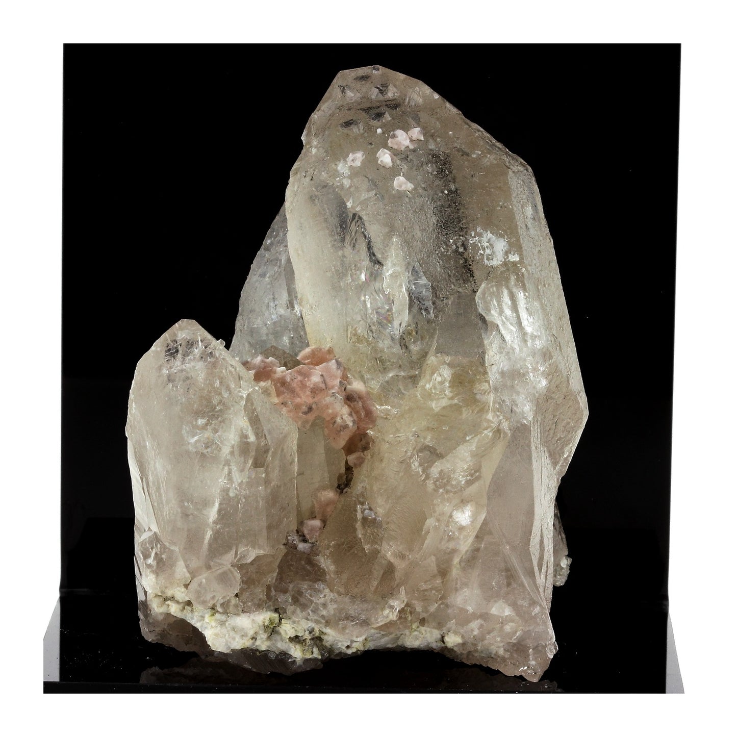 Fluorite rose + Quartz. 1635.0 carats. Massif du Mont-Blanc, France