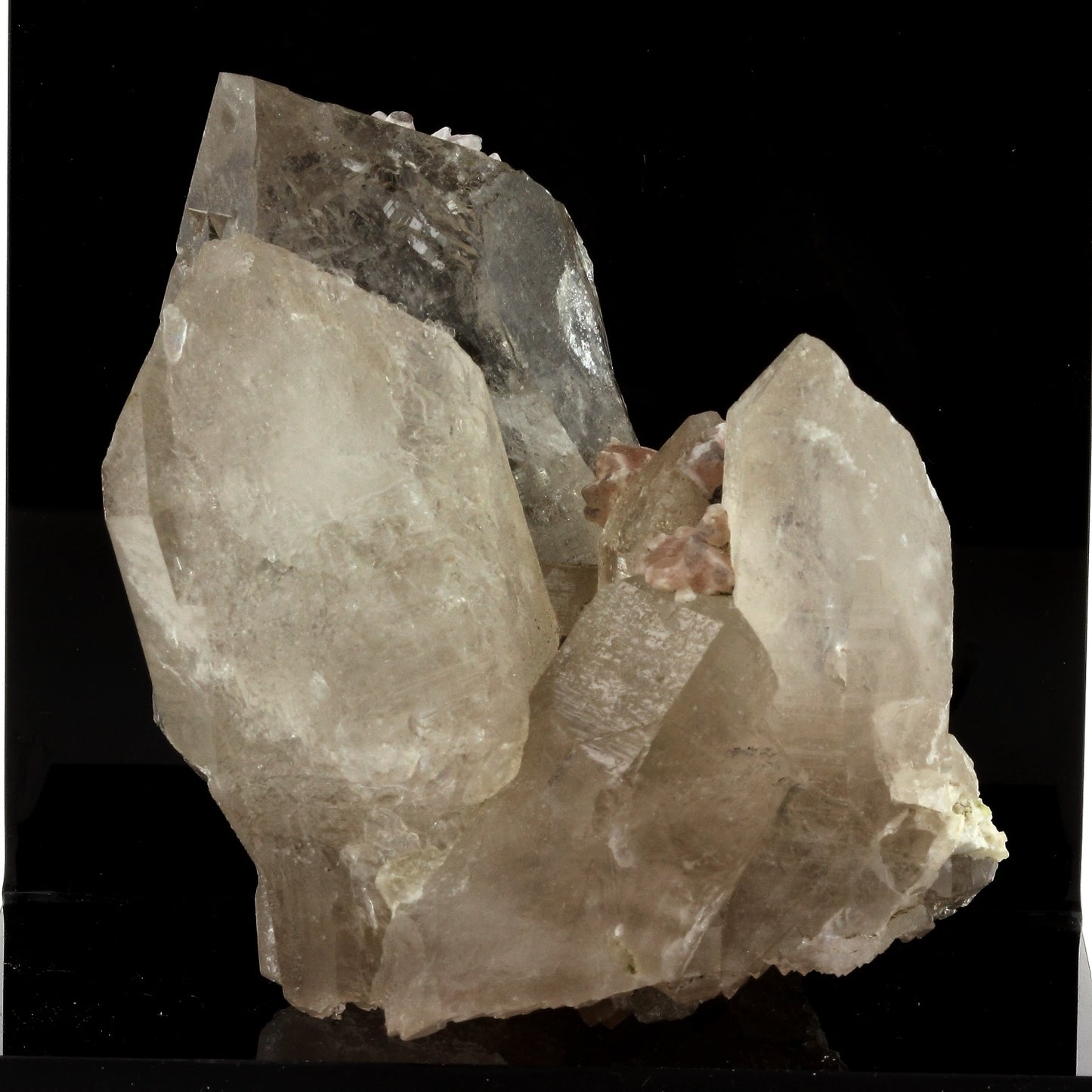 Fluorite rose + Quartz. 1635.0 carats. Massif du Mont-Blanc, France