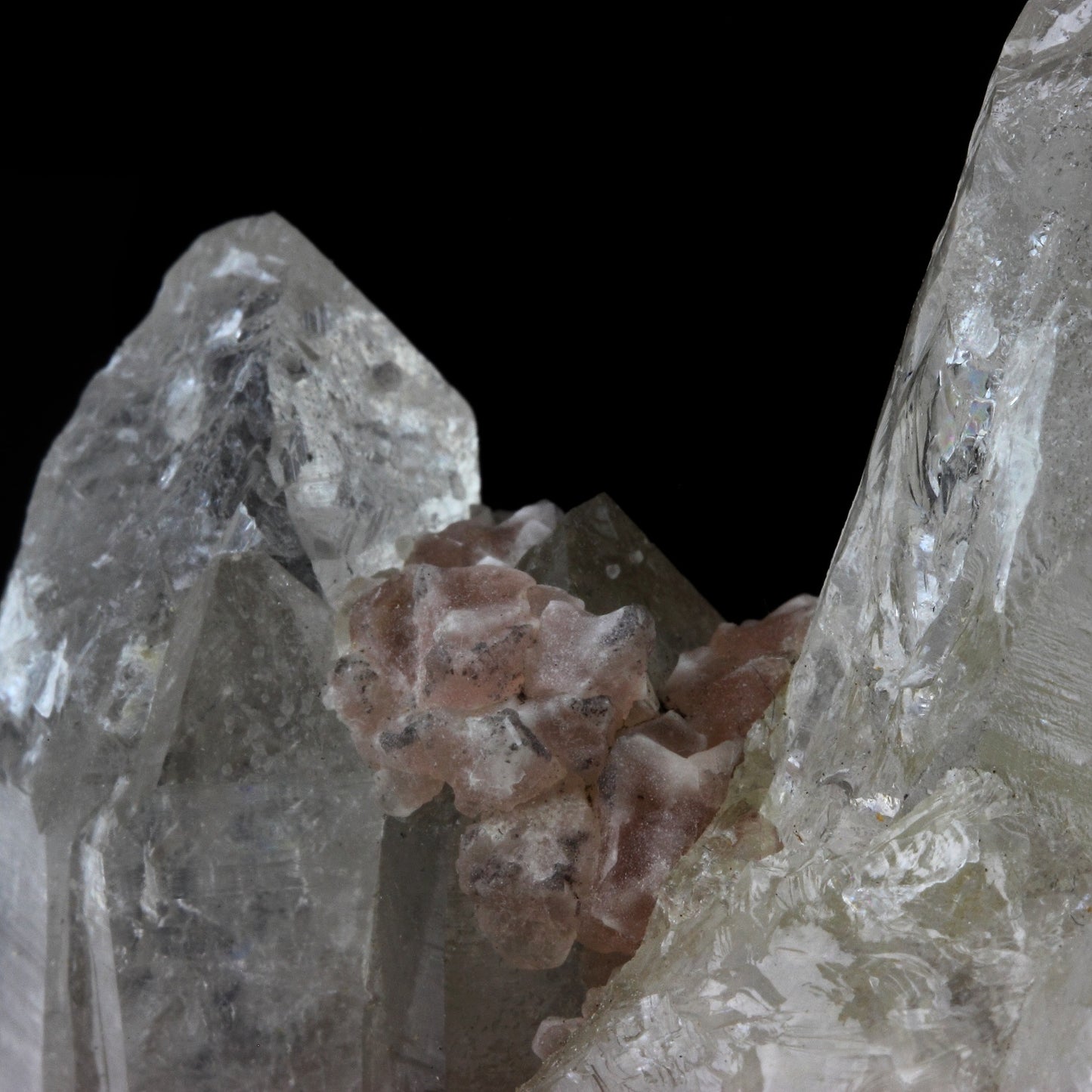 Fluorite rose + Quartz. 1635.0 carats. Massif du Mont-Blanc, France