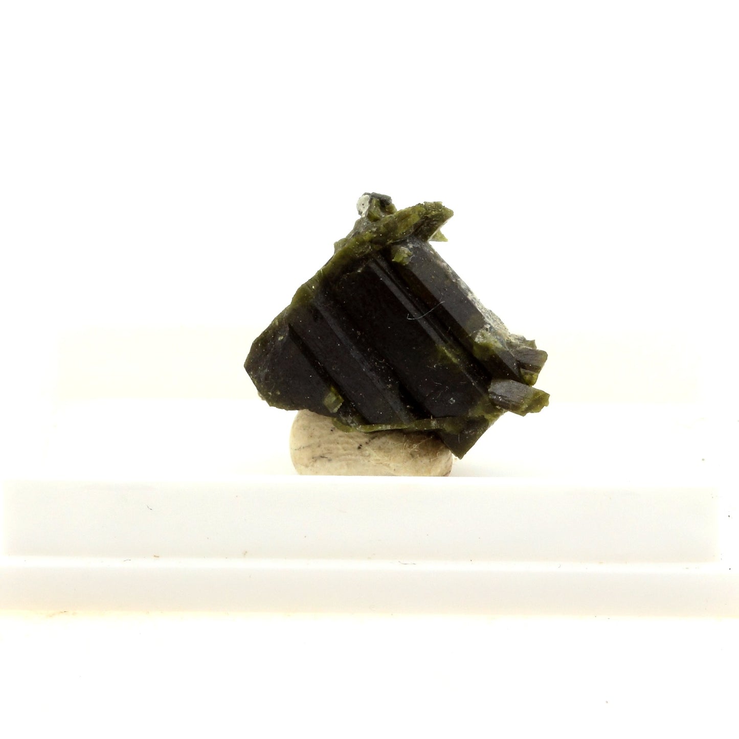 Epidote. 10.24 carats. Krimmler, Hohe Tauern, Autriche