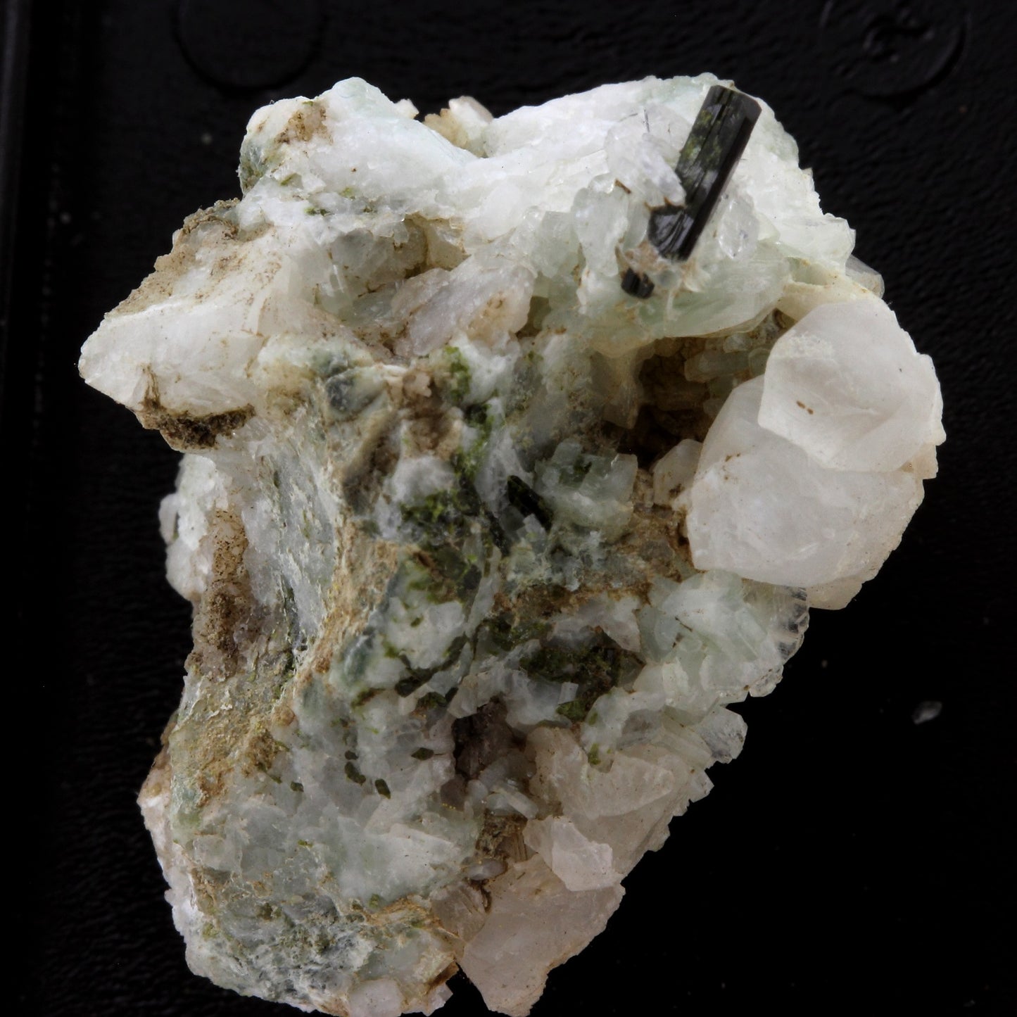 Epidote. 94.25 carats. Saint-Véran, Hautes-Alpes, France